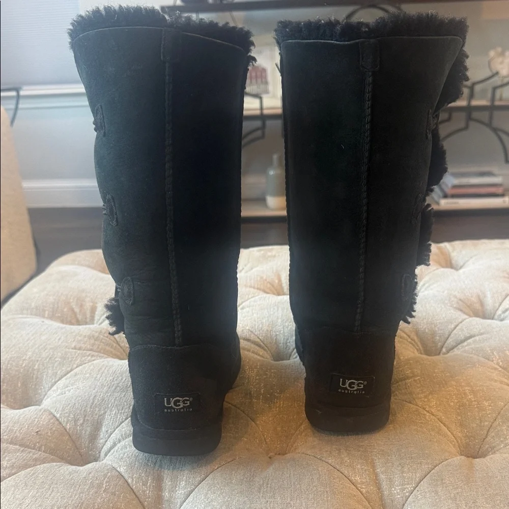 UGG stylish black